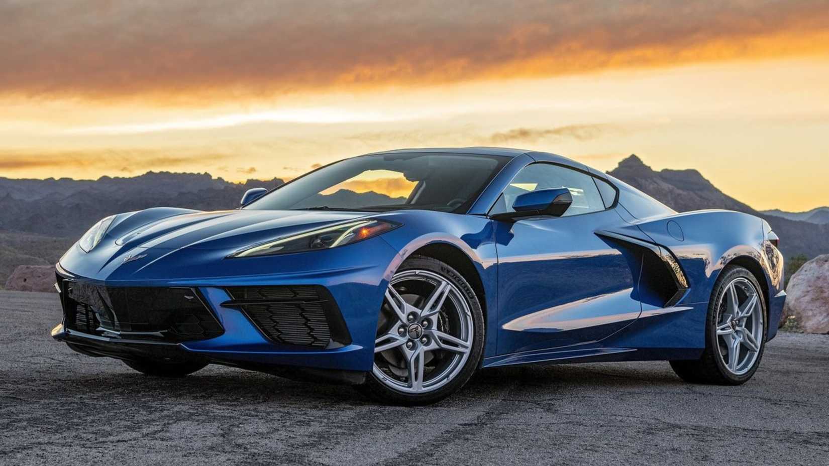Plan statique 3/4 avant d'une Chevrolet Corvette C8 Stingray 2020 bleue.