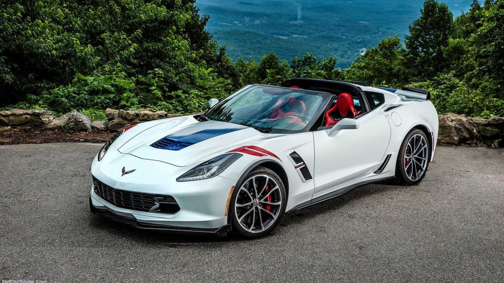 Plan statique 3/4 avant d'une Chevrolet Corvette Grand Sport 2017 blanche.