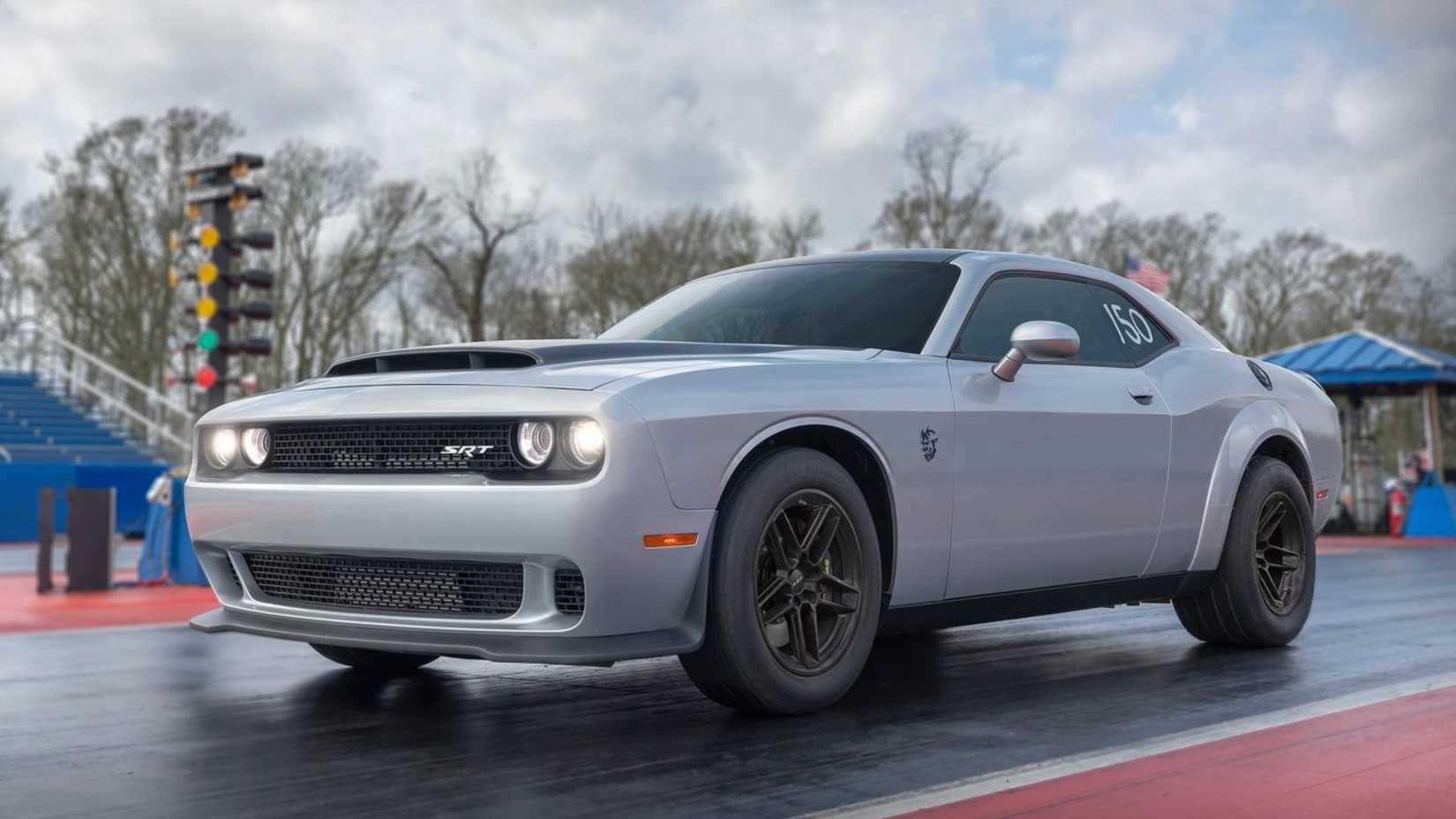 Plan statique 3/4 avant d'une Dodge Challenger SRT Demon 170 2023 argentée.