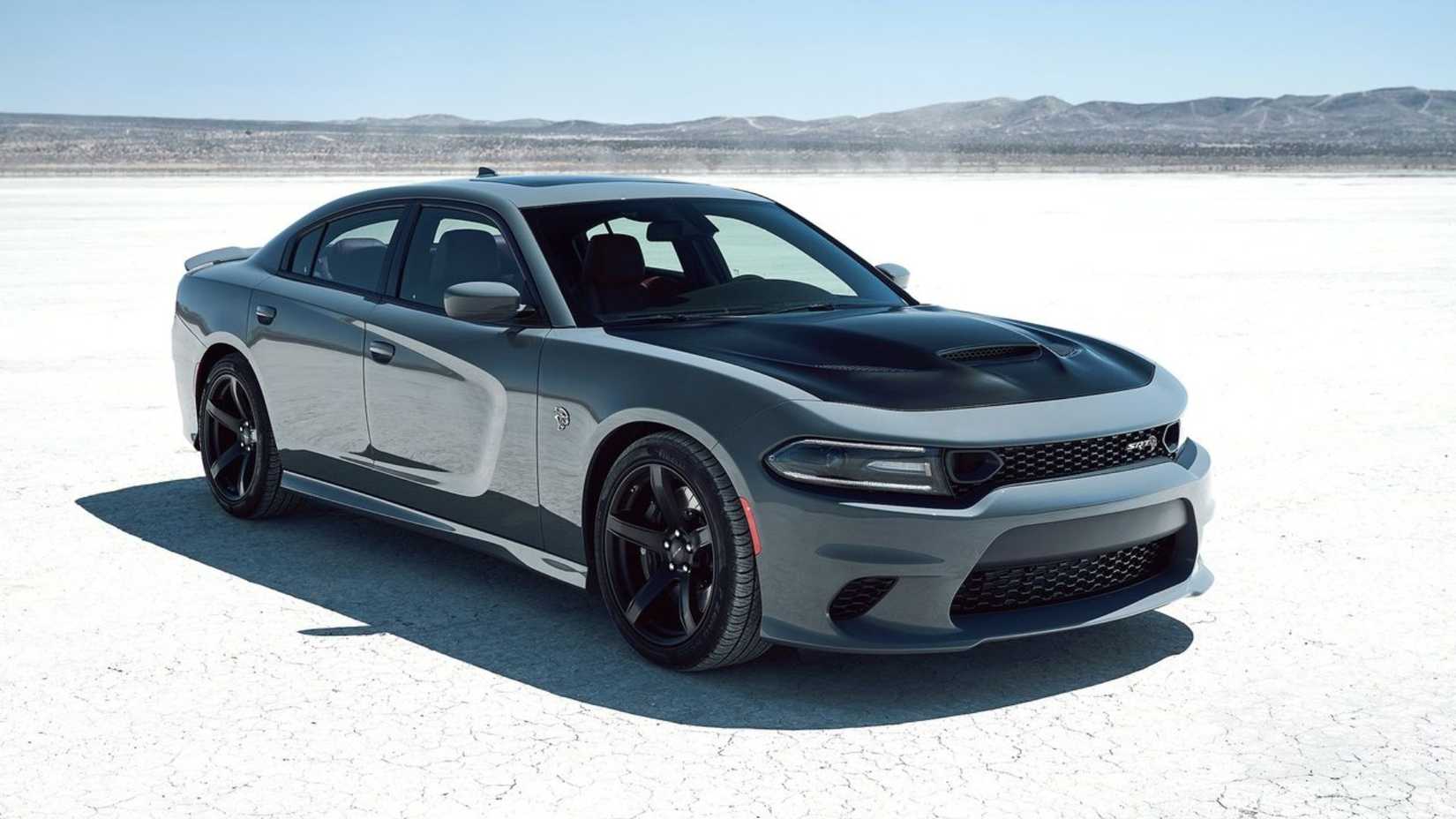 Plan statique 3/4 avant d'une Dodge Charger SRT Hellcat 2019 grise.