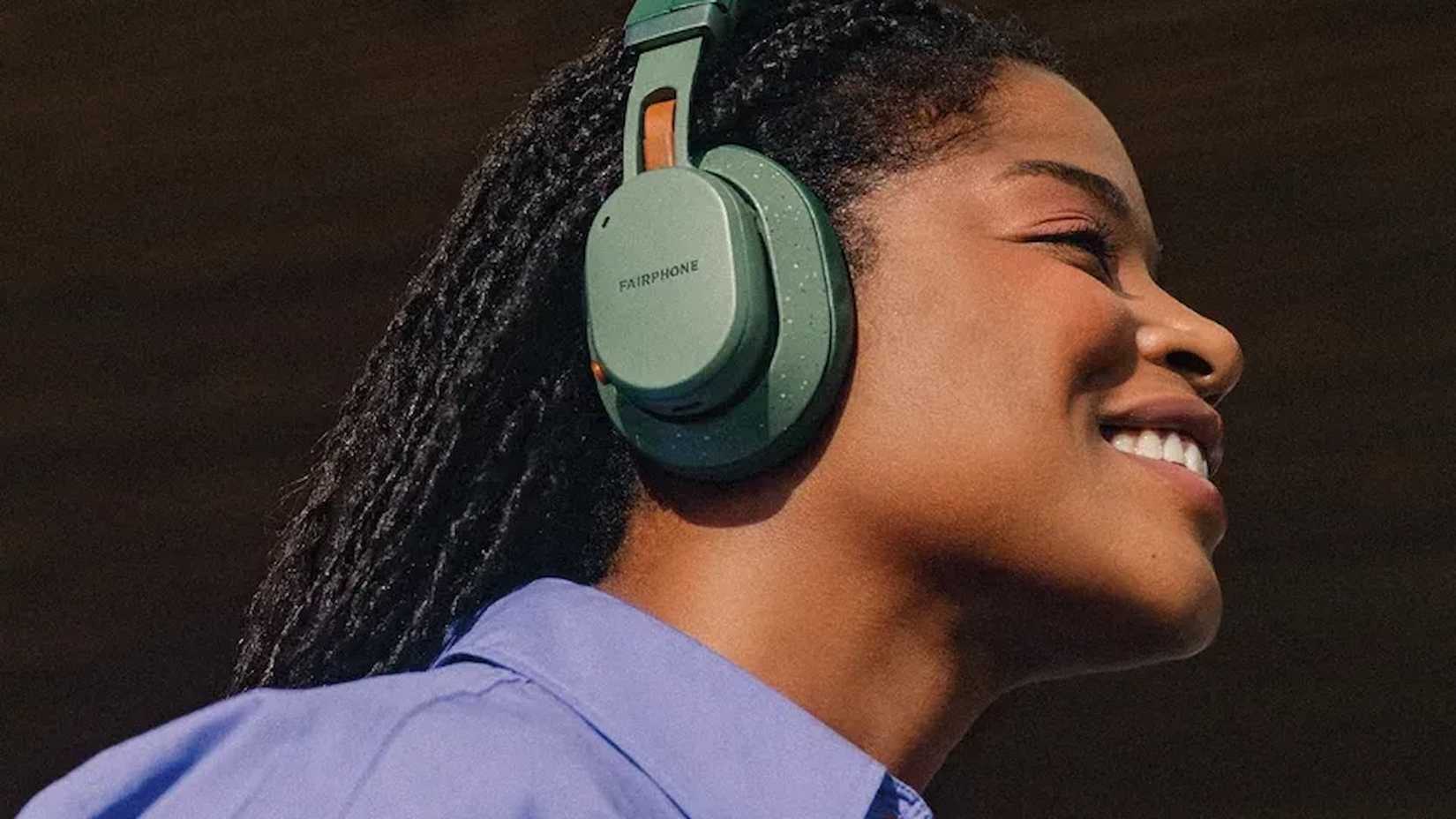 Fairphones XL being used by a woman-1