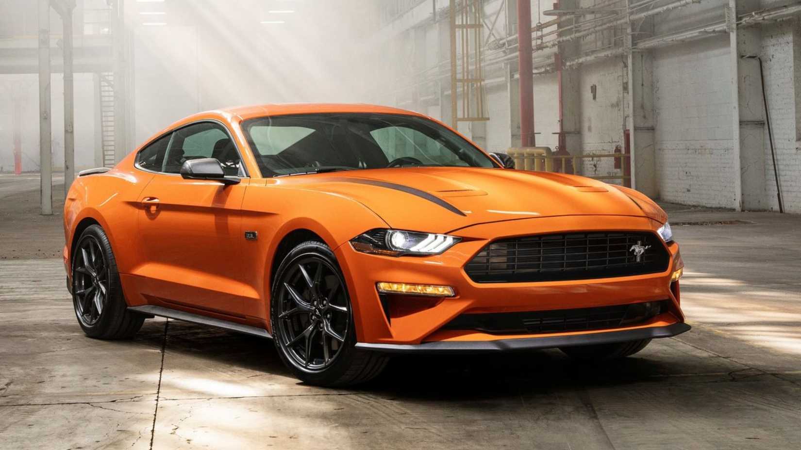 Plan statique 3/4 avant d'une Ford Mustang EcoBoost 2020 orange avec ensemble haute performance.