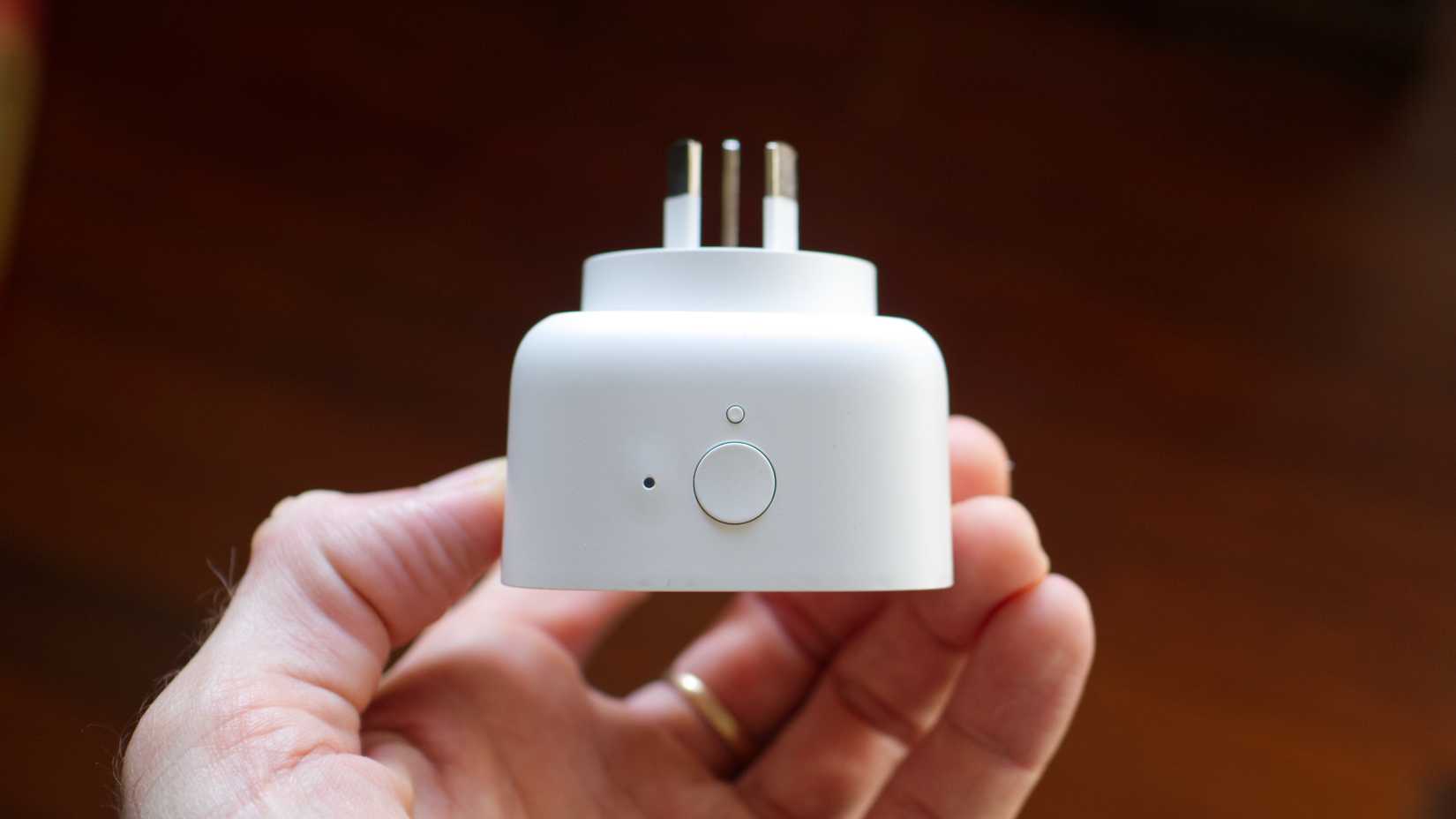 IKEA Inspelning energy monitoring smart plug in a person's hand.