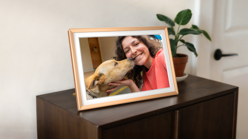 A photo of a woman and a dog on an Arzopa digital frame.