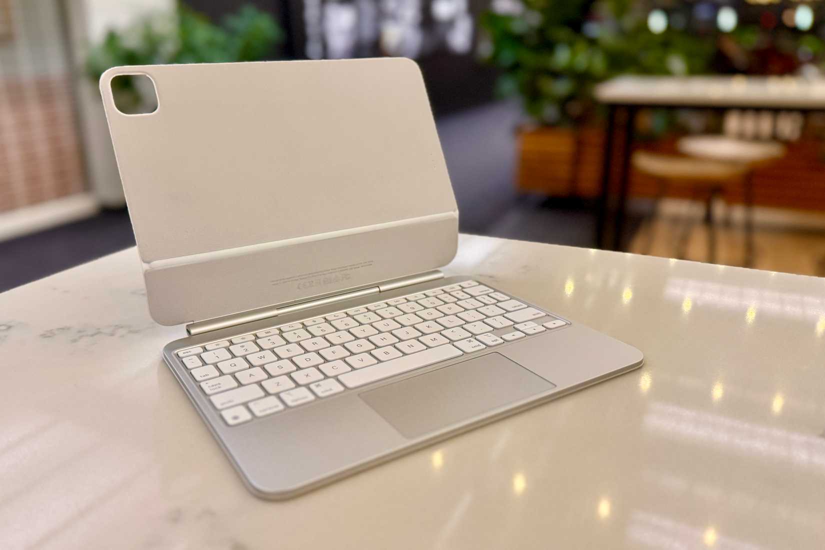 Белая клавиатура Magic Keyboard M4 на мраморном столе.