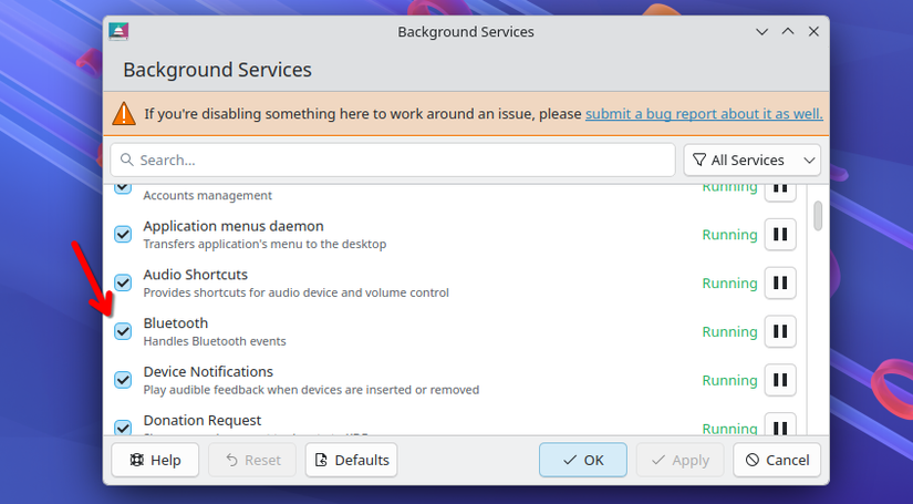 Caixa de diálogo Serviços de segundo plano do KDE Plasma com uma seta vermelha apontando para a caixa de seleção em um dos itens da lista.