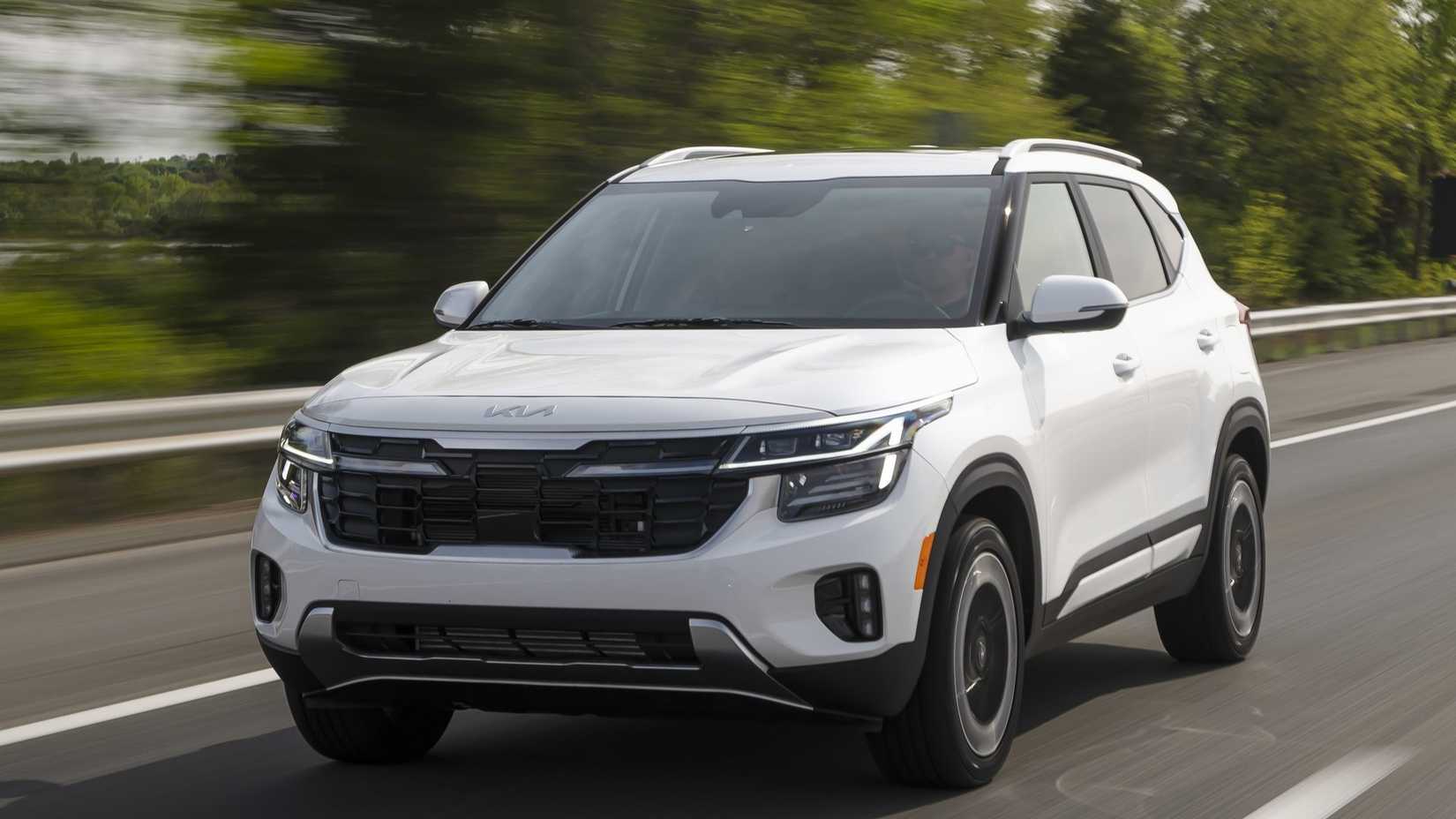Front 3/4 action shot of a 2024 Kia Seltos