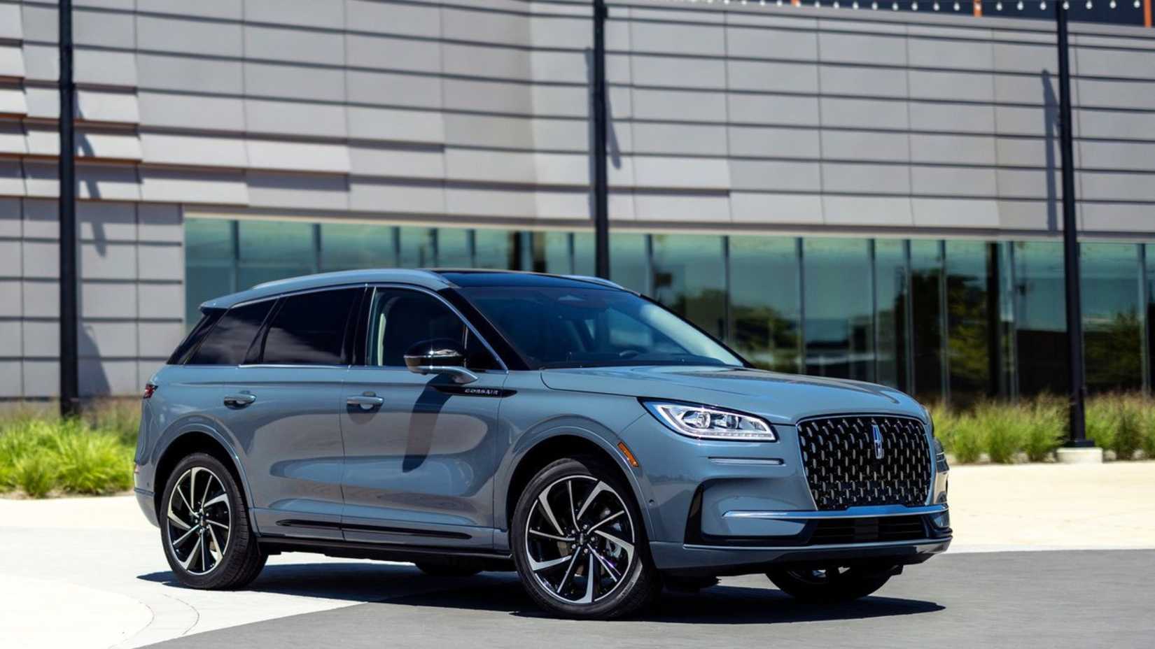 Static front 3/4 shot of a gray 2023 Lincoln Corsair.