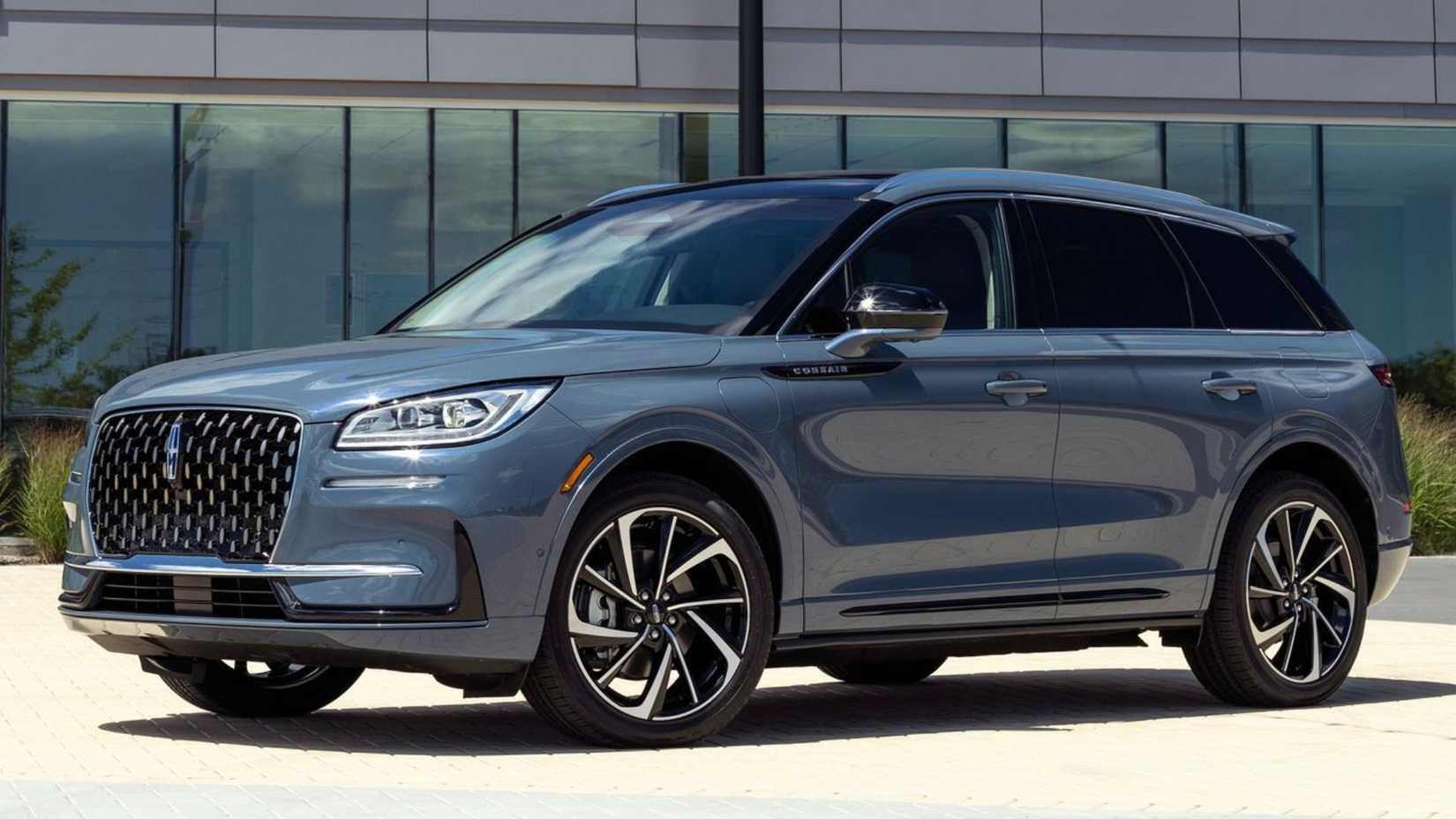 Static front 3/4 shot of a gray 2023 Lincoln Corsair.