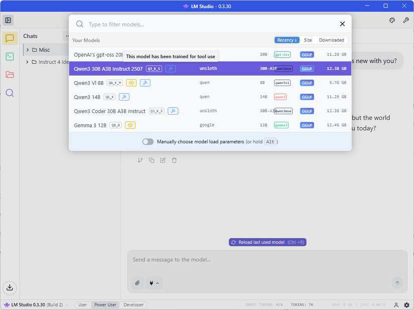 Cargando un modelo para chatear en LM Studio.