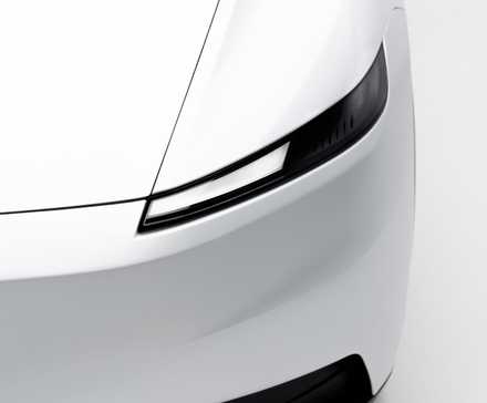 Фара белой Tesla Model Y Standard