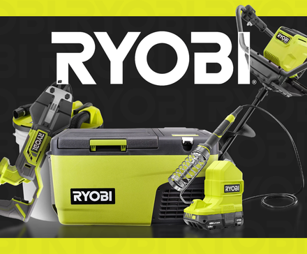 Несколько инструментов Ryobi на фоне огромного логотипа 'RYOBI' на чёрно-жёлтом фоне.