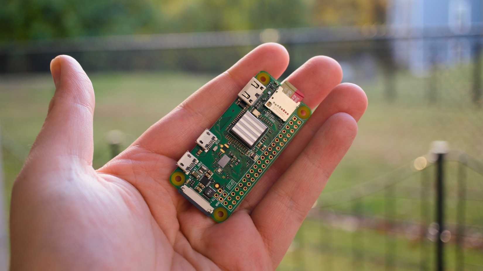Человек держит Raspberry Pi Zero W