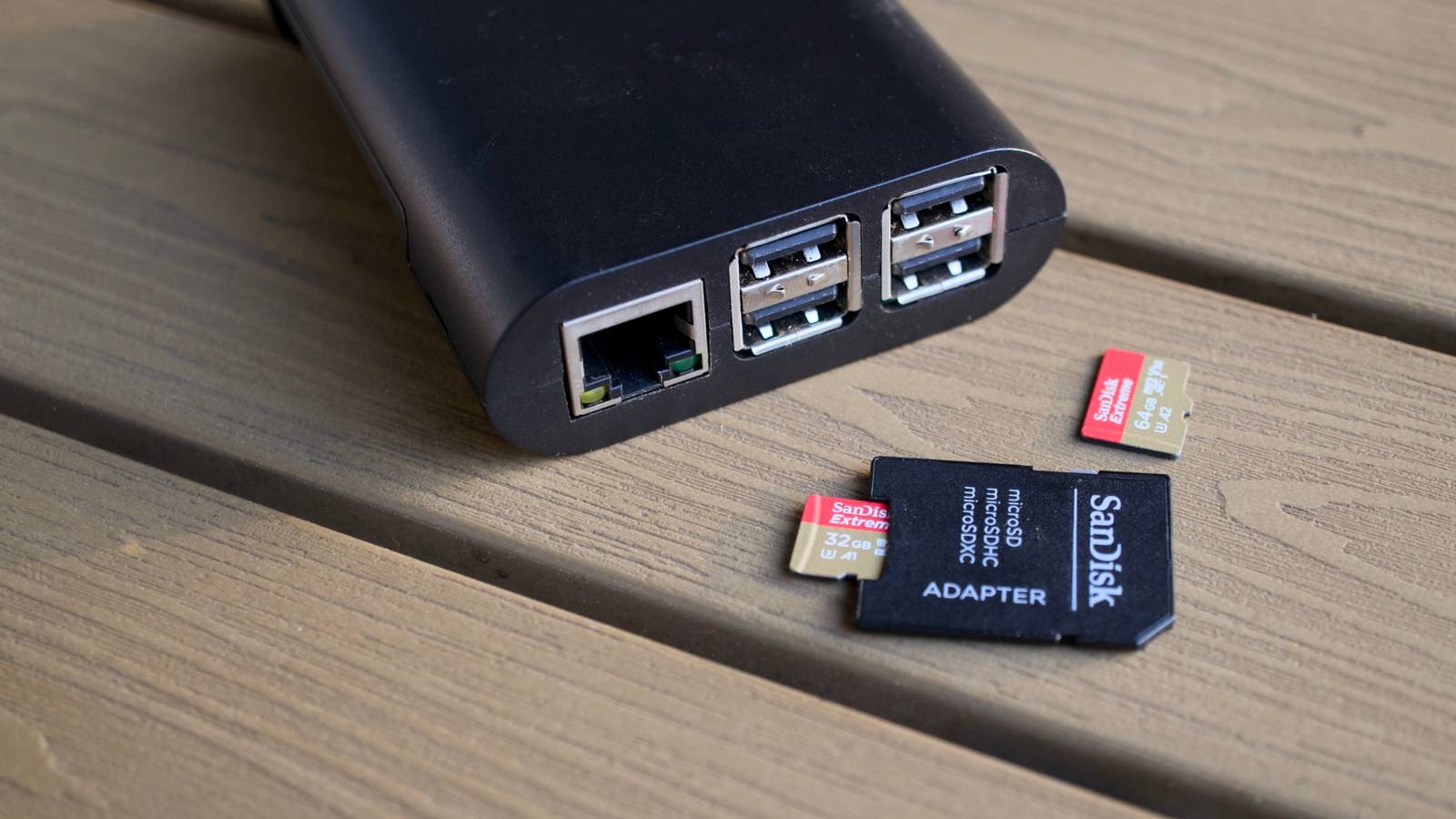 SDカードが挿入されたRaspberry Pi 2ボード