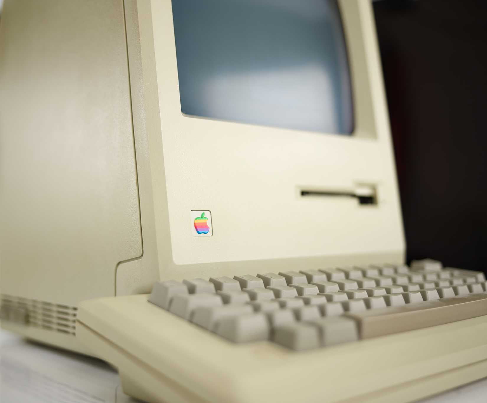 Studioshot of an original Macintosh 128k.