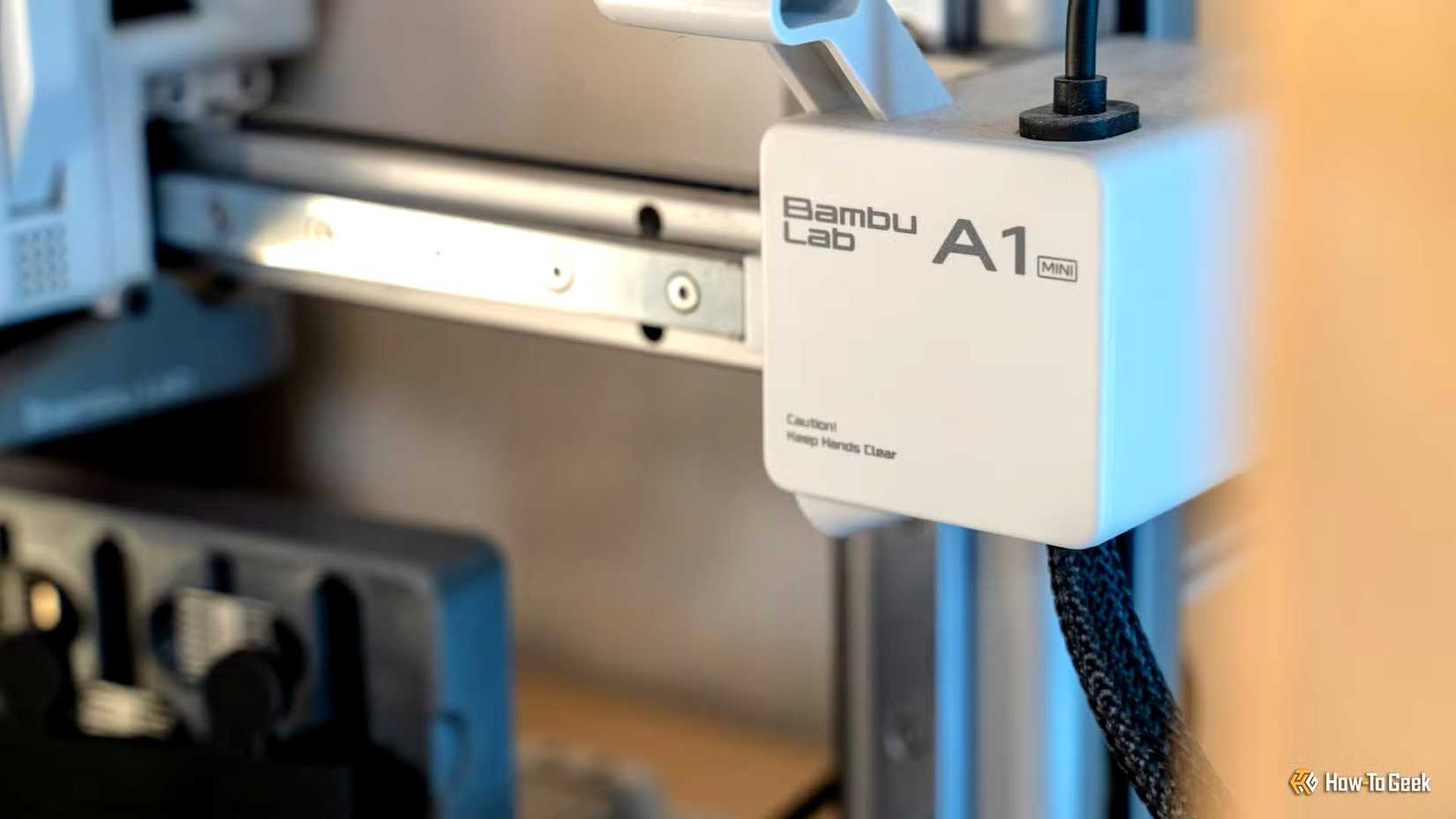 Mini logo Bambu Labs A1 na osi Z drukarki 3D.