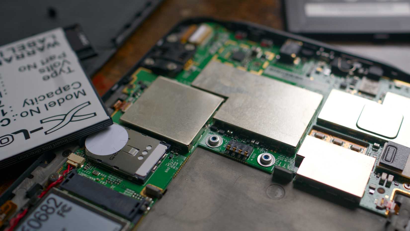 O interior de um eReader Kindle de terceira geração.