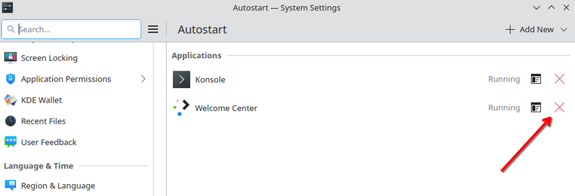 O aplicativo de configurações do KDE Plasma com configurações de inicialização automática abertas e uma seta vermelha apontando para o ícone de exclusão em um programa de inicialização automática.
