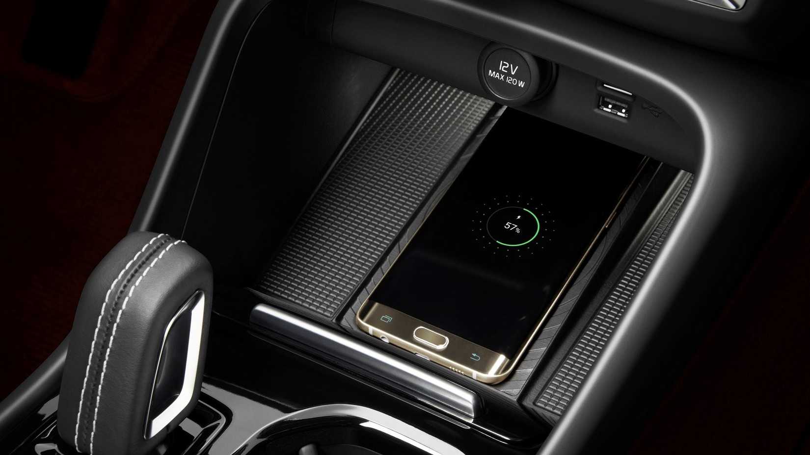 Shot of the wireless charging pad in a 2018 Volvo XC40