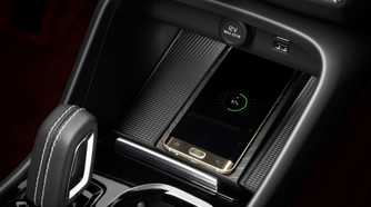 Shot of the wireless charging pad in a 2018 Volvo XC40