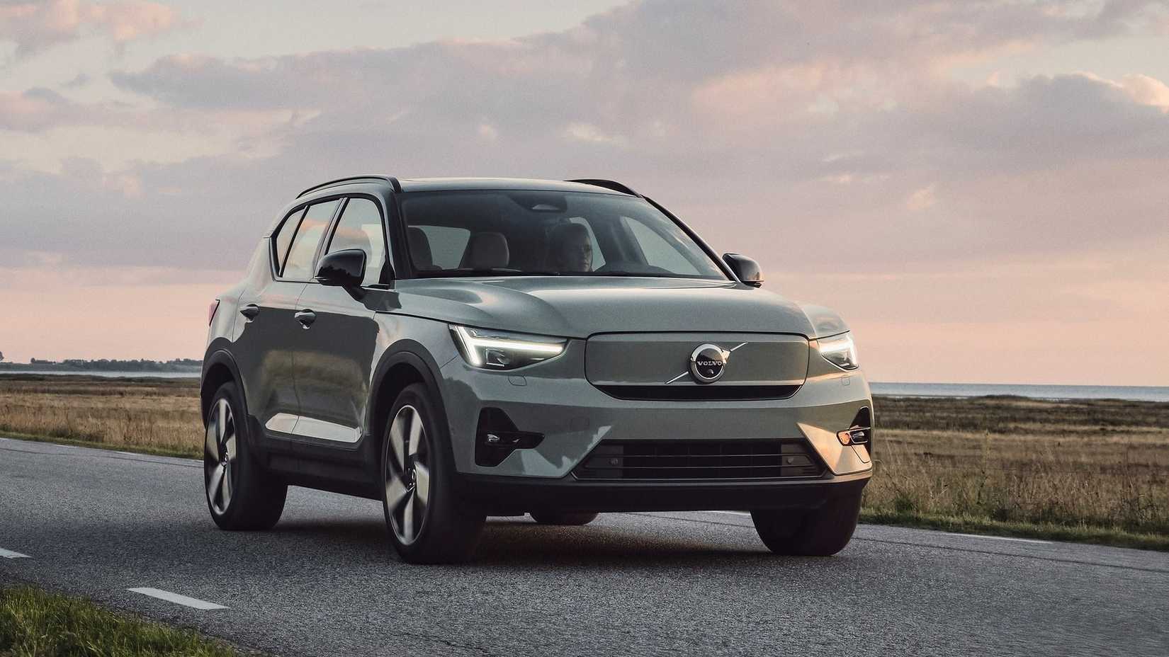 Front 3/4 shot of a 2023 Volvo EX40