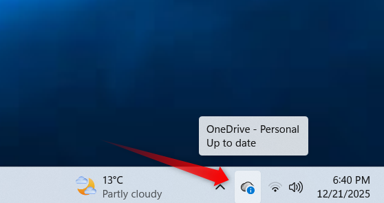 El icono de OneDrive en la barra de tareas indica que la sincronización está actualizada.