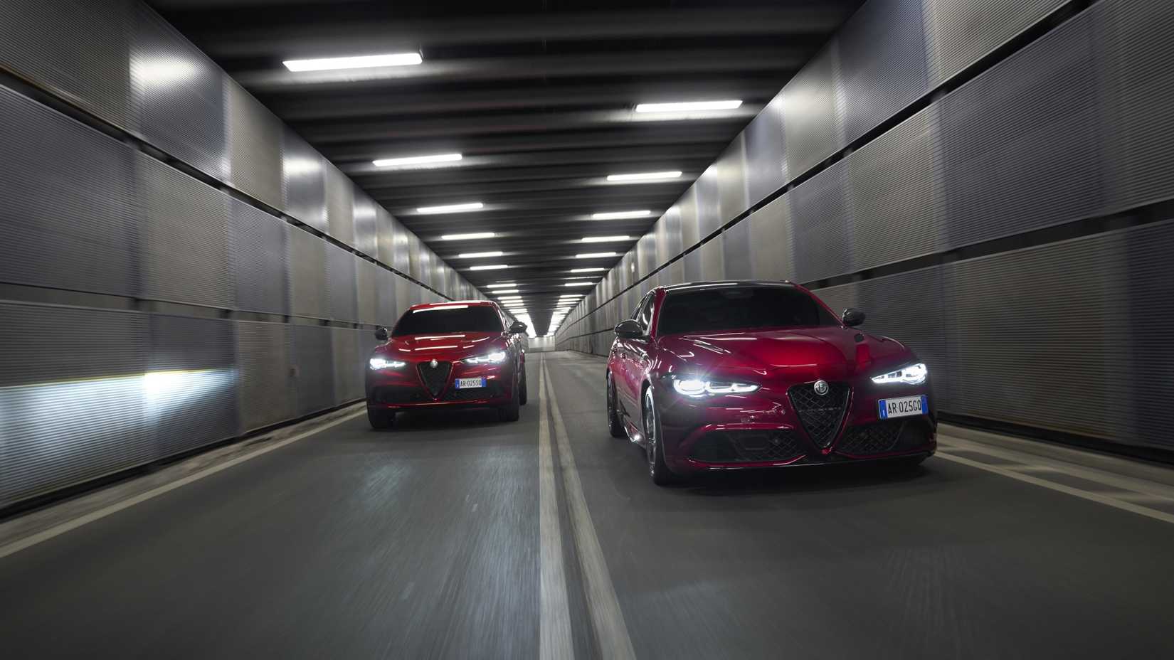 Toma de acción frontal de una Giulia 2026 y un Stelvio Quadrifoglio Collezione uno al lado del otro