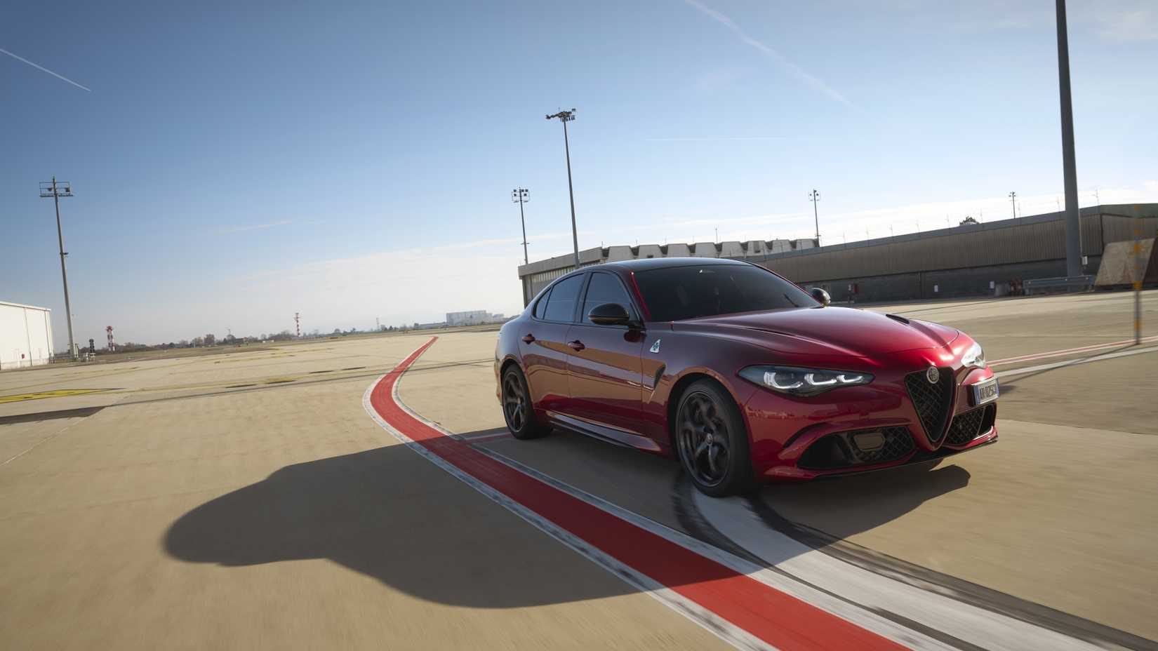 2026 Giulia Quadrifoglio Collezione のフロント 3/4 ショット