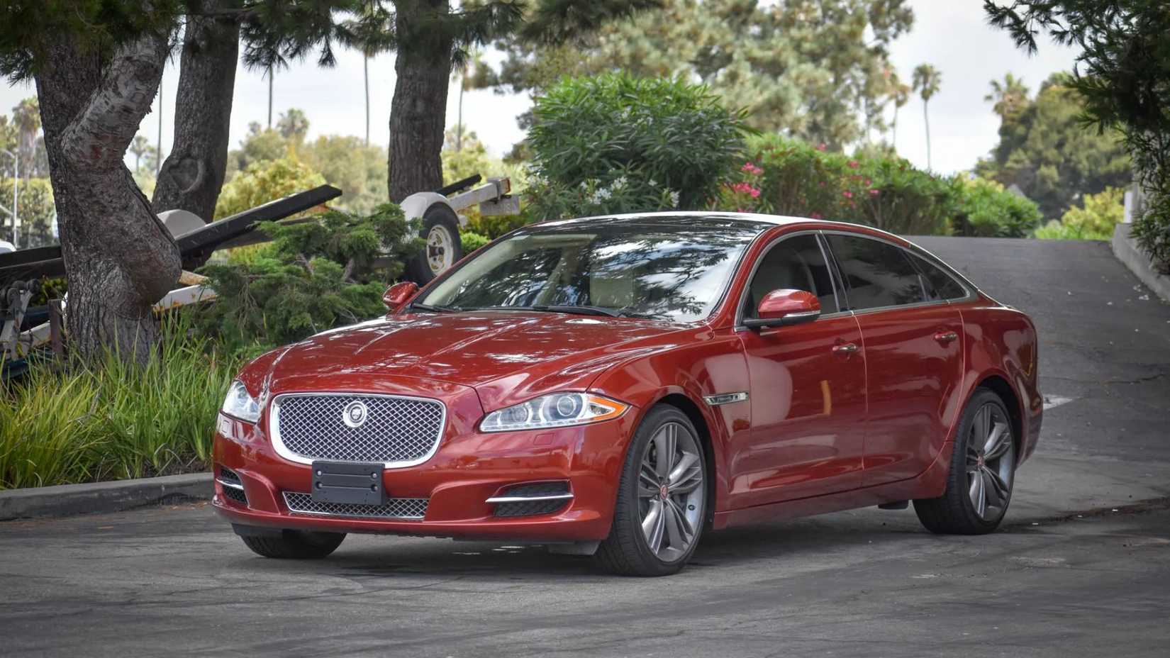 Still shot of a red 2011 Jaguar XJL Supersport (3/4).