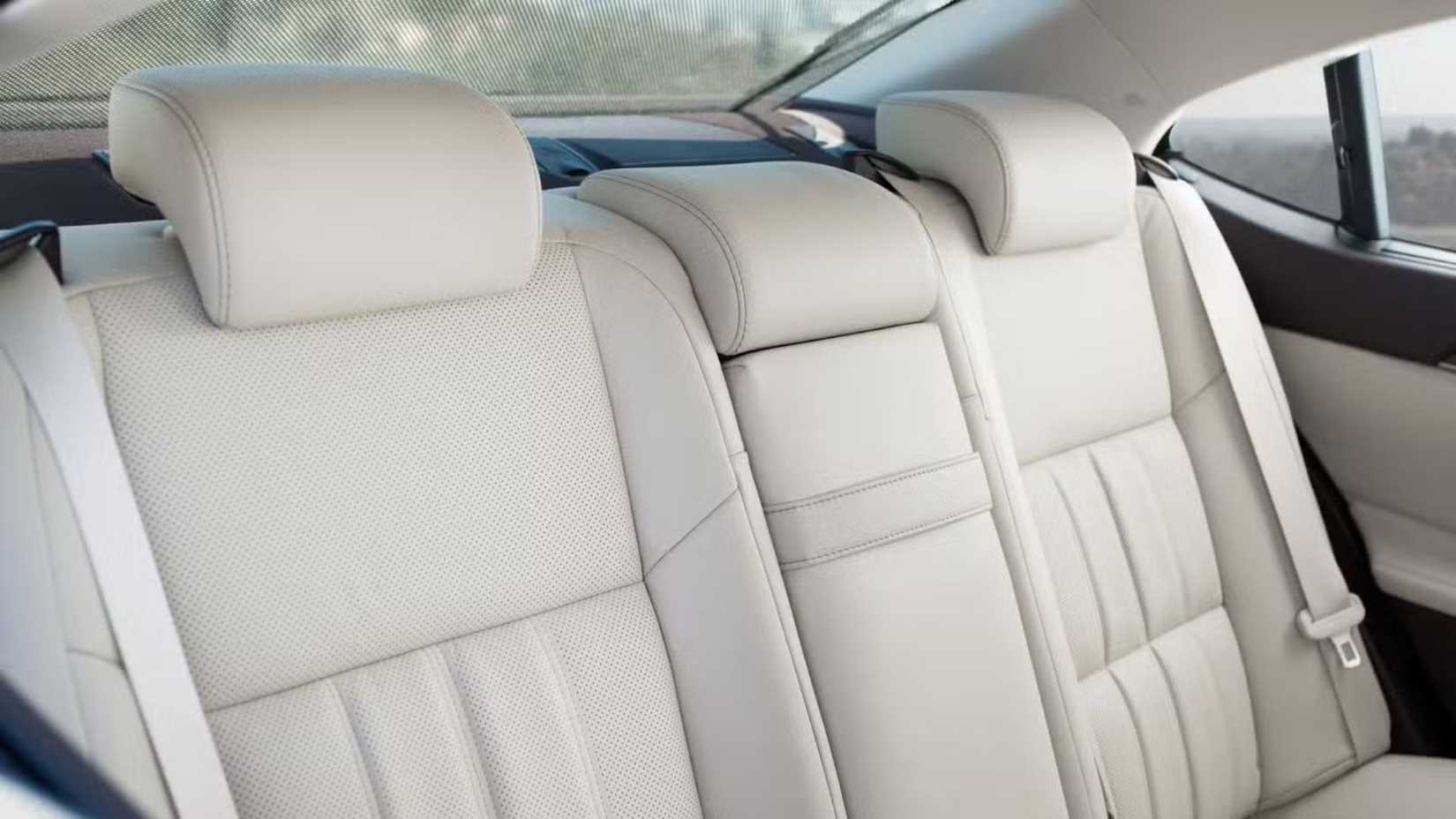 2016 Lexus ES 300h Backseat