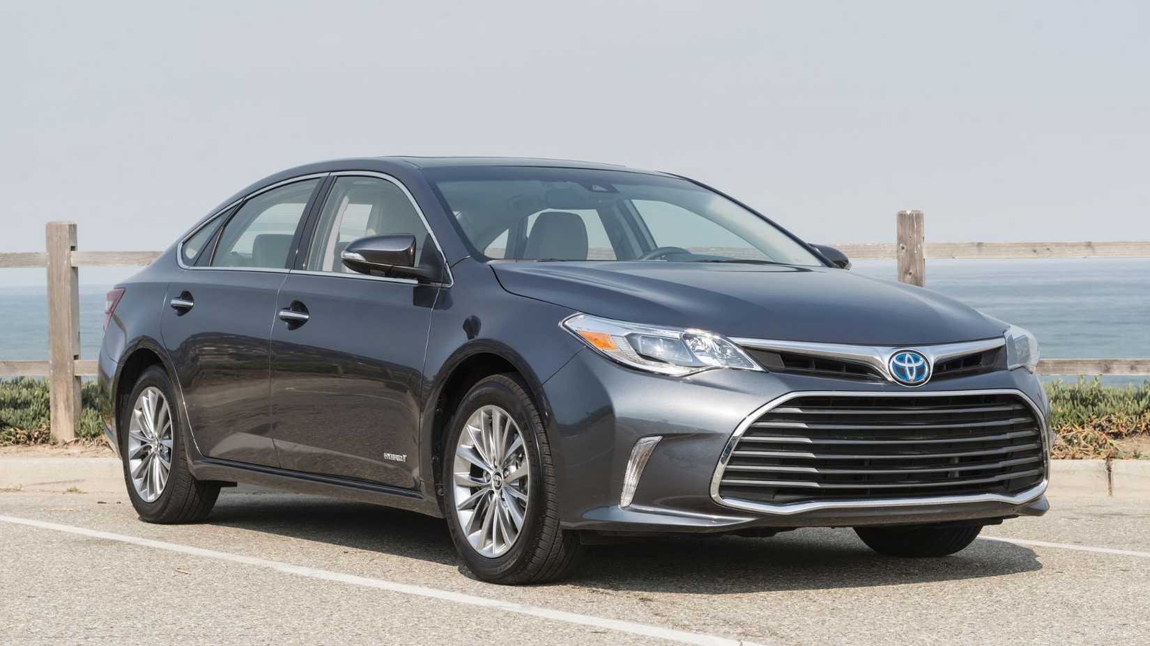 Toma estática de 3/4 del frente de un Toyota Avalon Hybrid gris 2016.