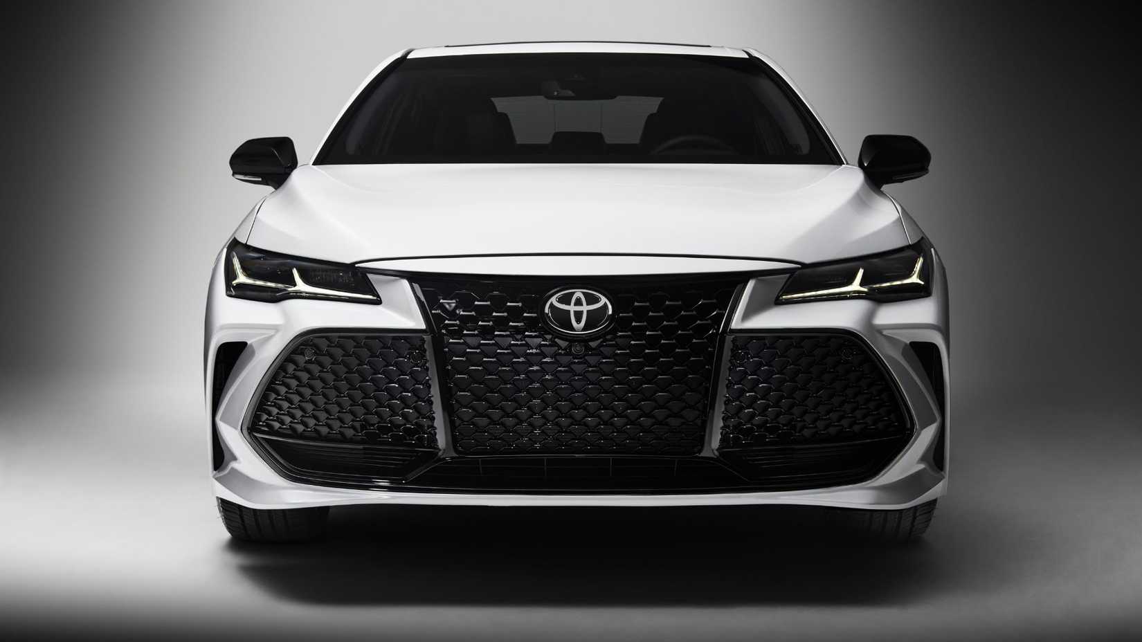 Static front-end shot of a white 2022 Toyota Avalon Touring.