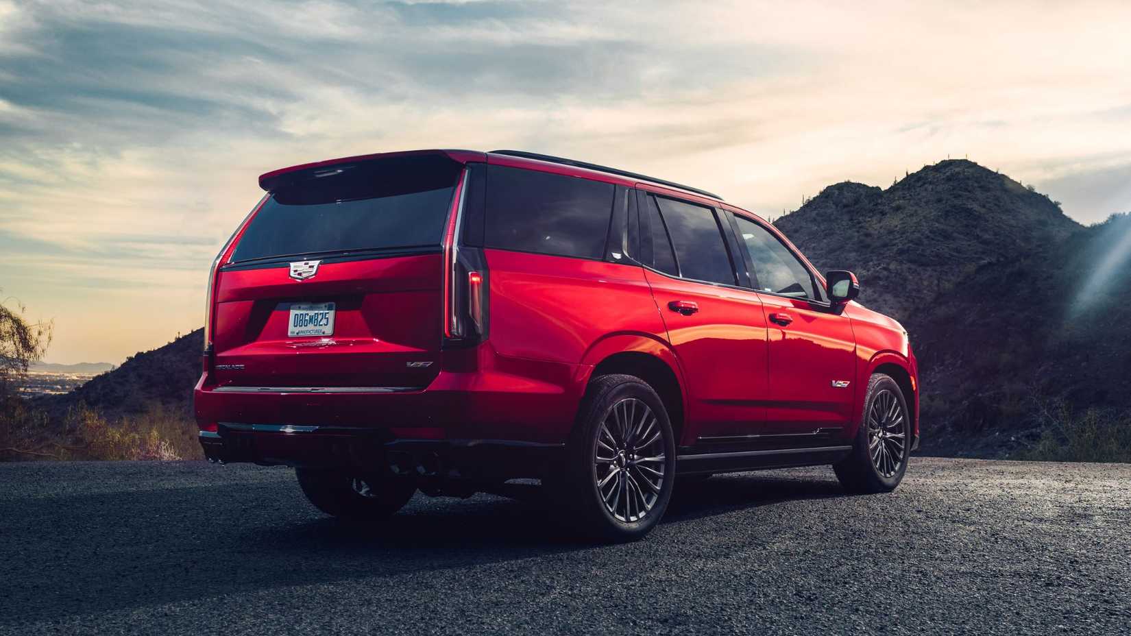Foto estática traseira 3/4 de um Cadillac Escalade-V 2023 vermelho.