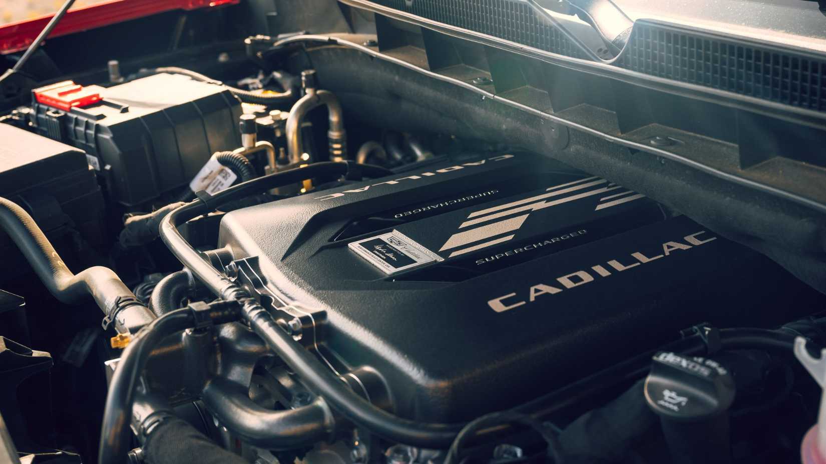 Close do motor V8 superalimentado LT4 de 6,2 litros sob o capô de um Cadillac Escalade-V 2023.