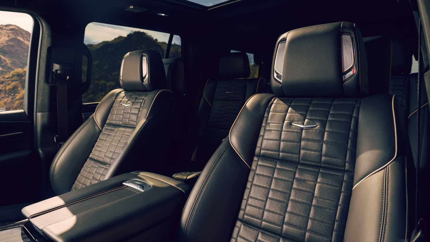 Filmado nos assentos de couro preto de um Cadillac Escalade-V 2023.