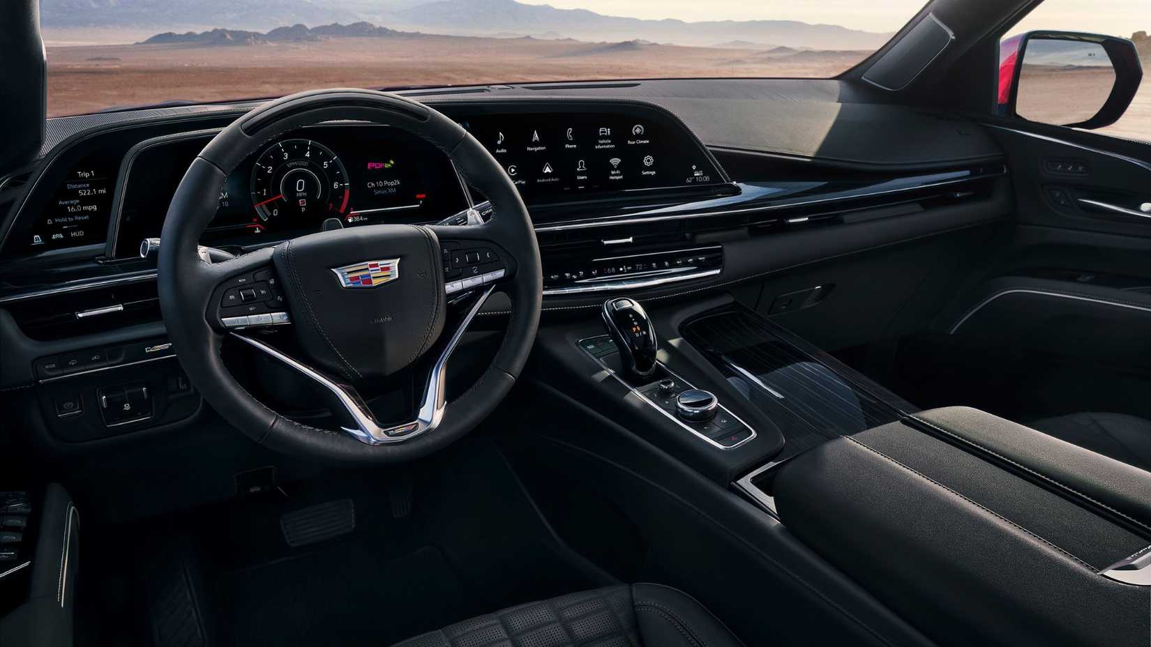 Foto do painel de um Cadillac Escalade-V 2024.