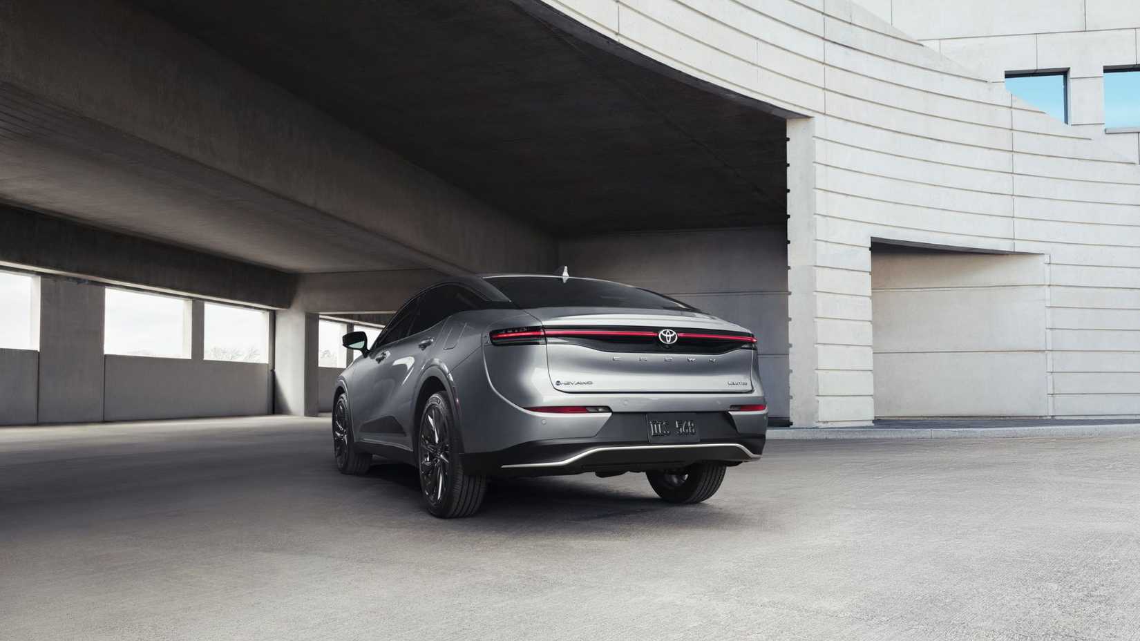 Toma estática trasera de 3/4 de un Toyota Crown Limited plateado 2026.