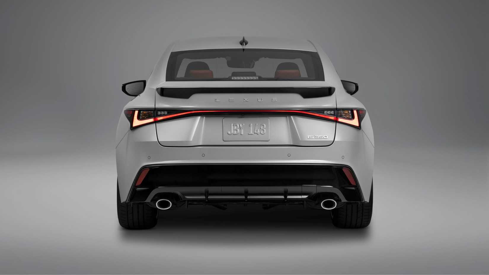 グレーの 2026 年型レクサス IS 350 の静的な後部ショット。