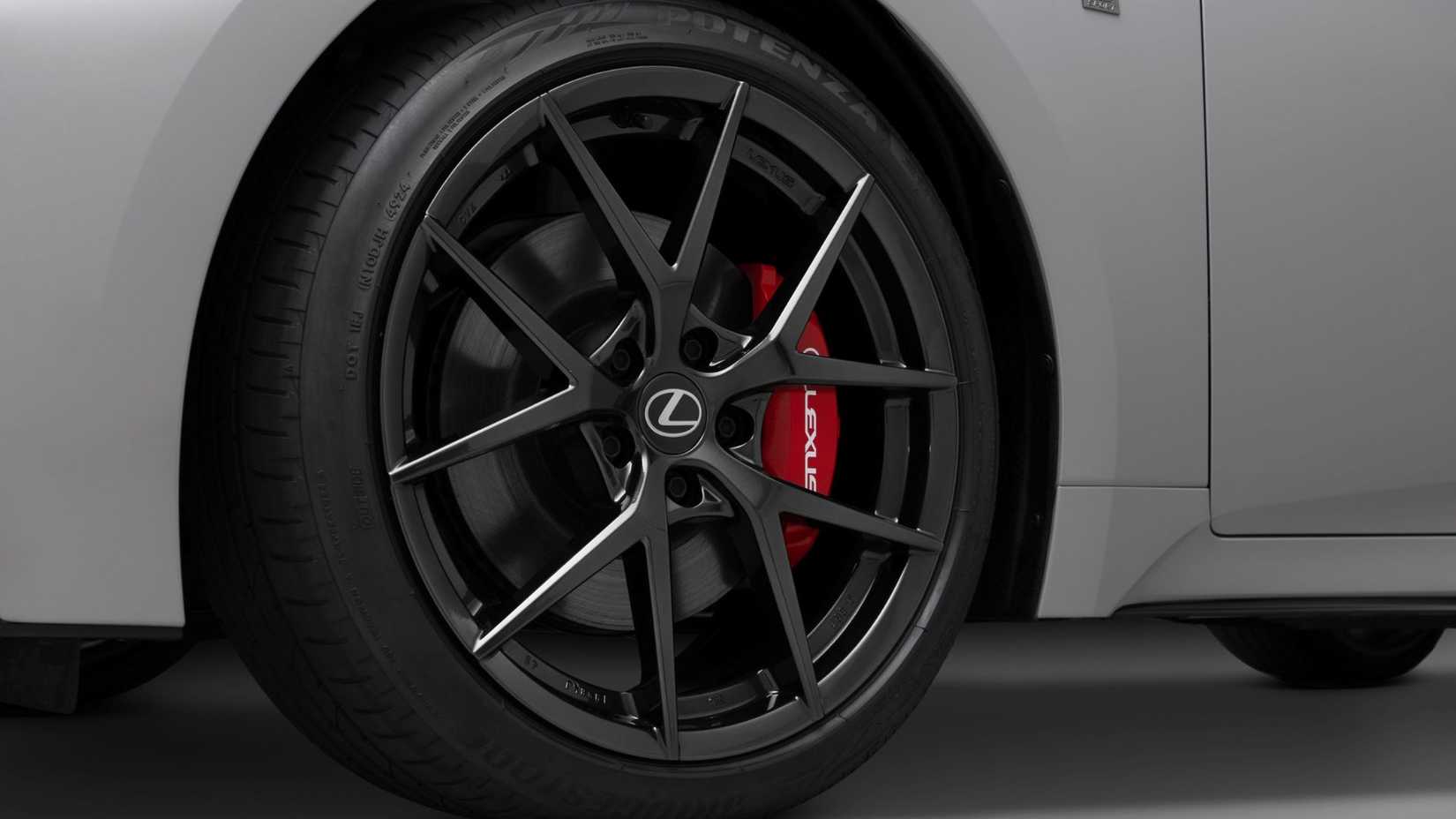 グレーの 2026 年型レクサス IS 350 のアロイ ホイールのクローズ アップ ショット。