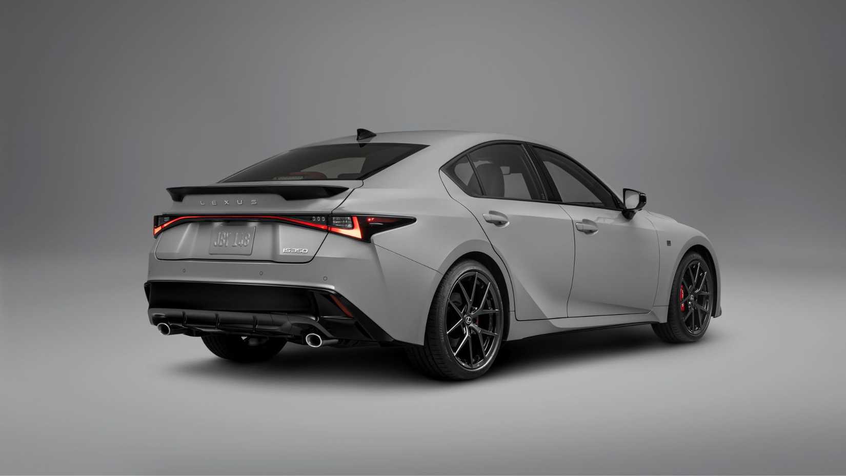 グレーの 2026 年型レクサス IS 350 の静的なリア 3/4 ショット。