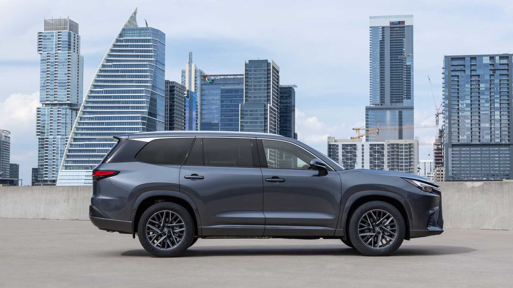 Toma de perfil lateral estática de un Lexus TX 350 Premium gris 2026.