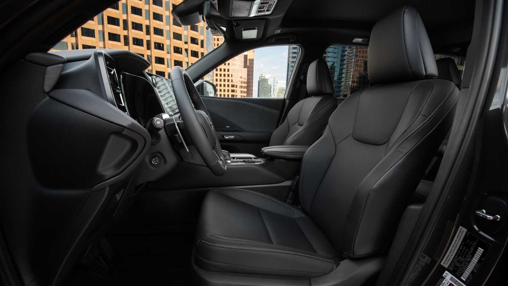 Primer plano del interior de la cabina de un Lexus TX 350 Premium 2026.