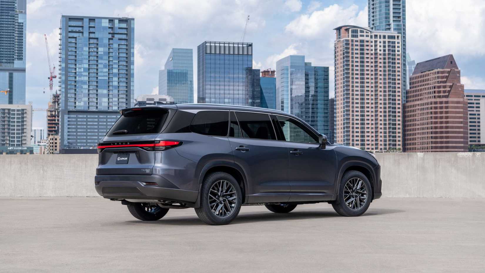 Toma estática trasera de 3/4 de un Lexus TX 350 Premium gris 2026.