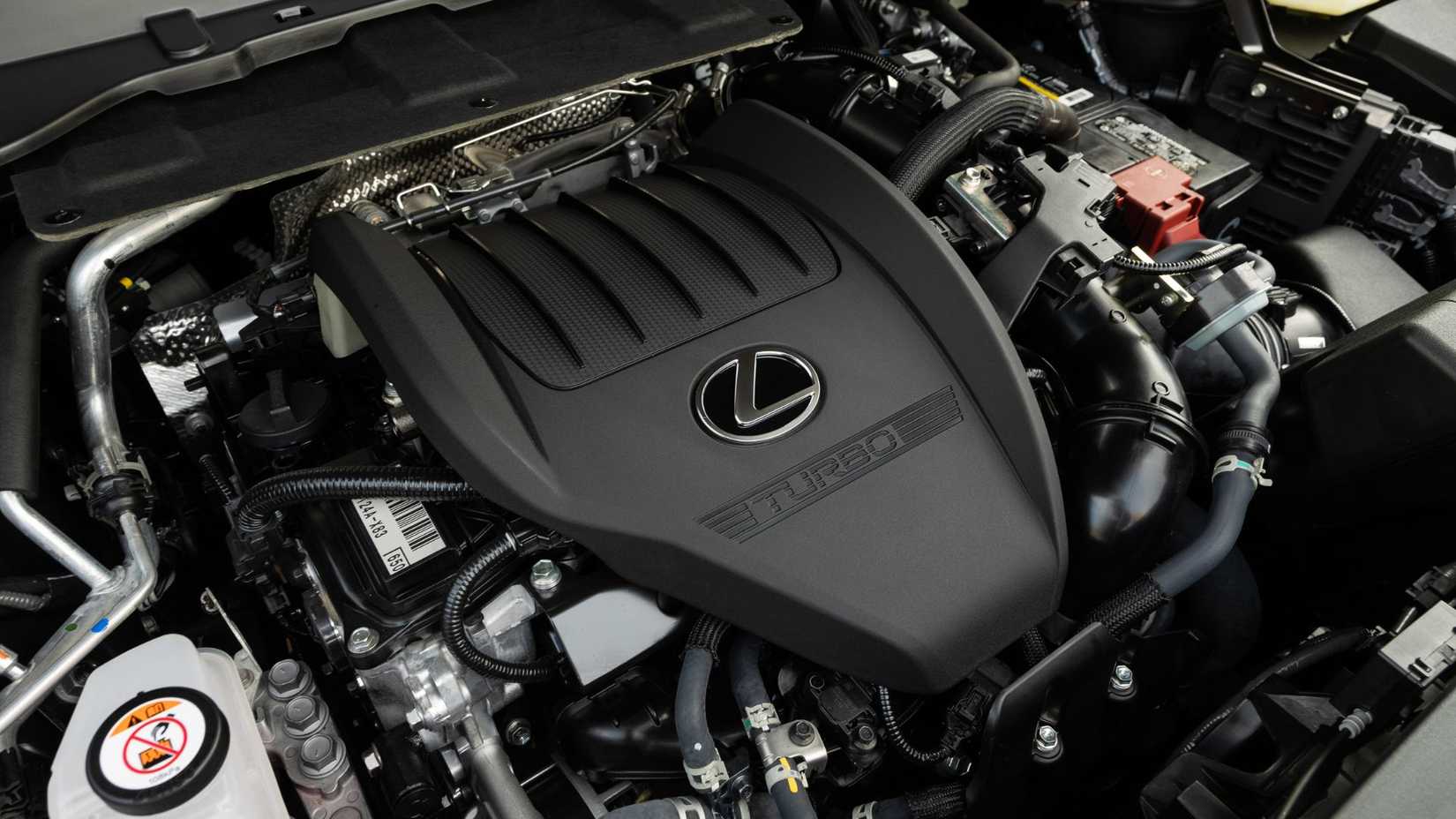 Primer plano del motor debajo del capó de un Lexus TX 350 Premium 2026.