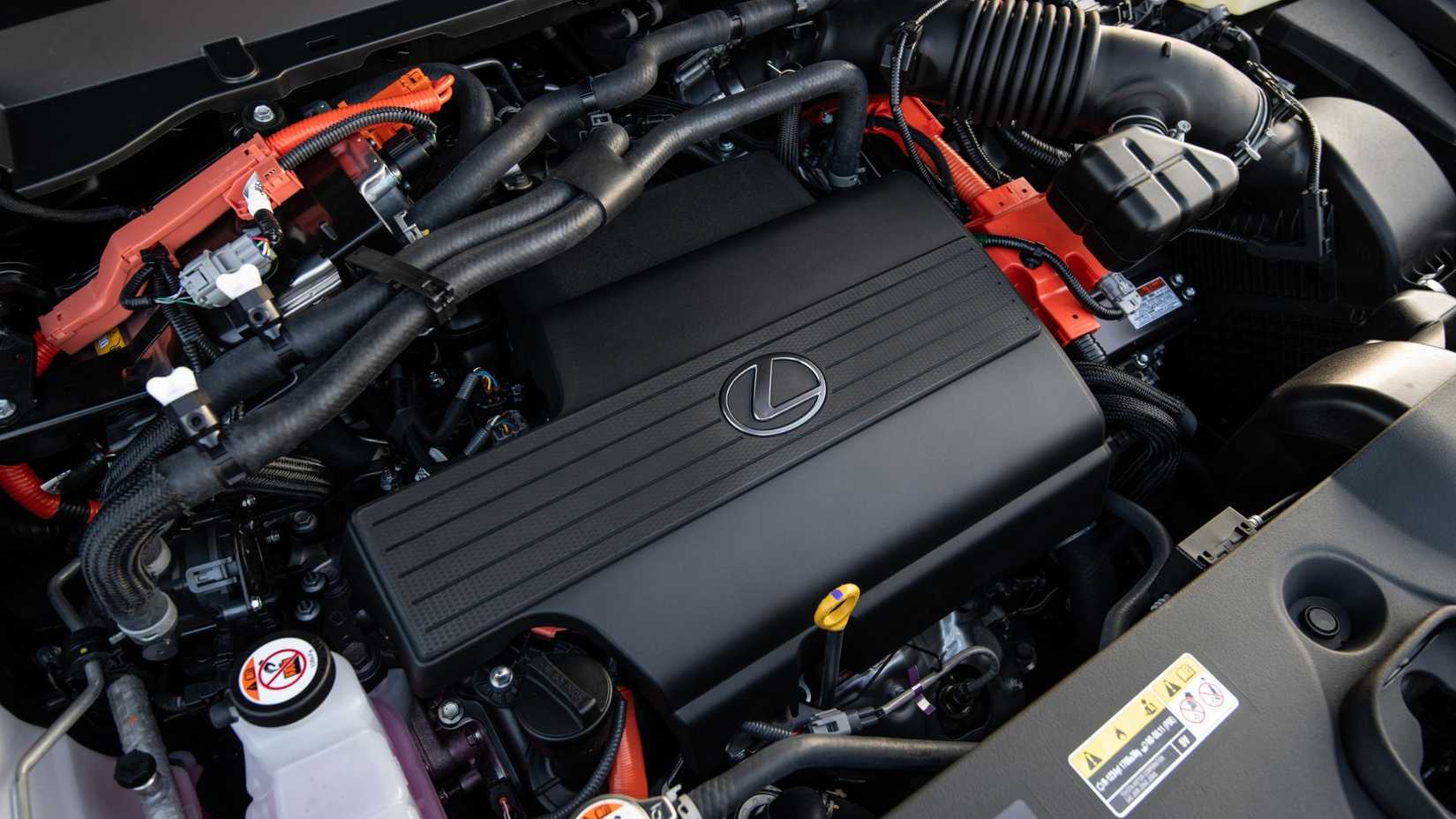 Primer plano del motor debajo del capó de un Lexus TX 550h 2026.