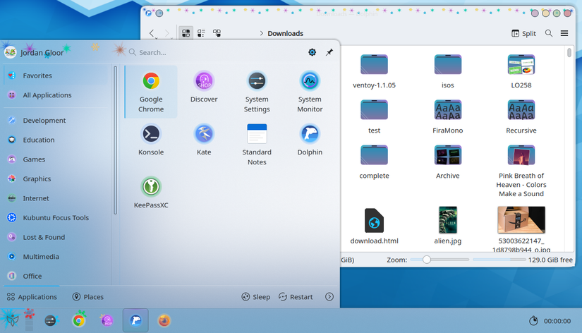 Uma área de trabalho KDE Plasma com um tema de feriado aplicado.