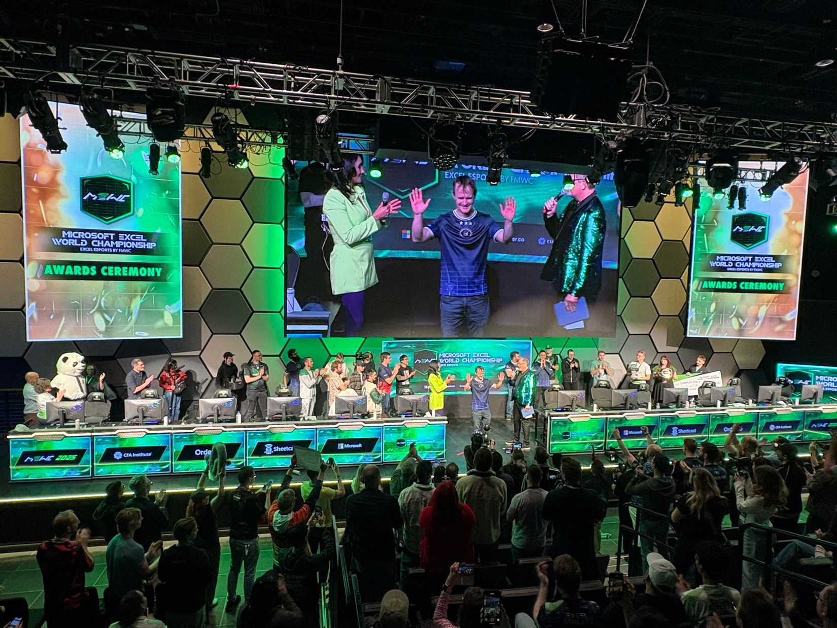 Фото сцени на церемонії нагородження чемпіонату Excel 2025.