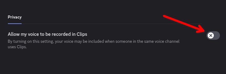 Uma seta vermelha apontando para o botão para permitir a gravação de voz em clipes no Discord.