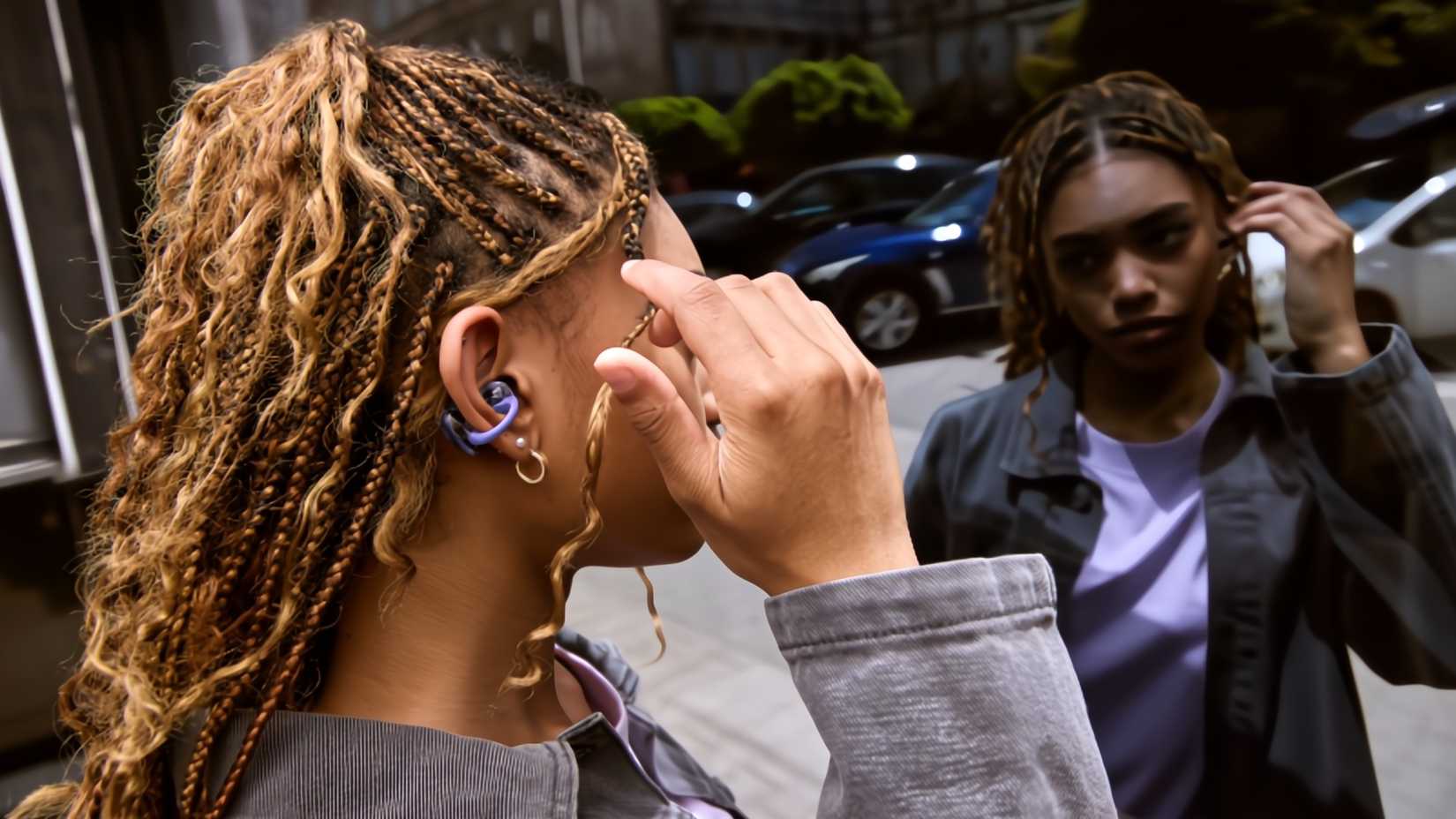 Женщина с JBL Soundclips