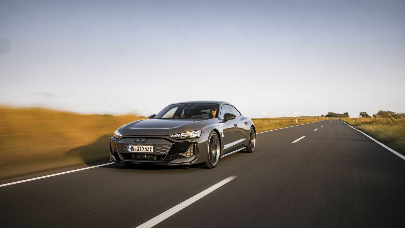 Dynamic shot of the Audi RS e-tron GT from the front in 3/4.